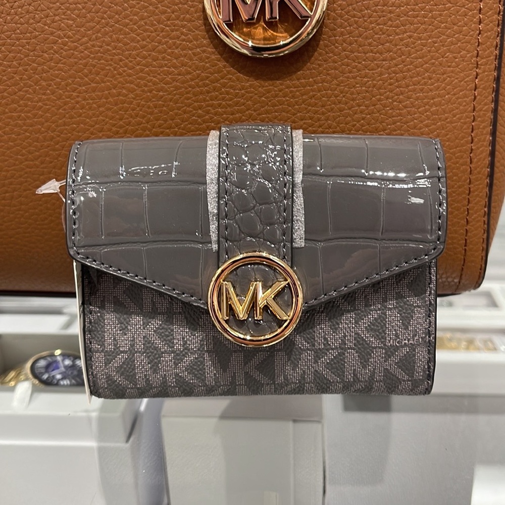 MICHAEL KORS CARMEN MEDIUM FLAP LOGO AND FAUX LEATHER WALLET
HEATHER GREY MULTI - Picture 1 of 16